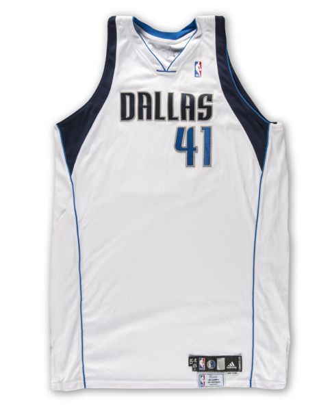 Dirk Nowitzki Signed Jersey. Basketball Collectibles Uniforms, Lot  #44141