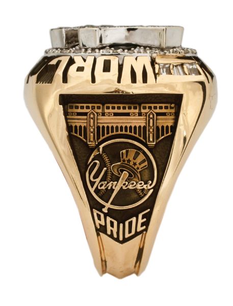 At Auction: 2000 New York Yankees Baseball World Series Inspired Championship  Ring