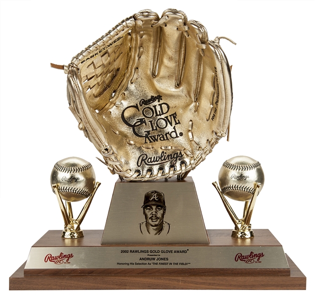 Lot Detail - 2002 Andruw Jones' Personal Rawlings Gold Glove Award (Signed,  with LOA from Jones & PSA/DNA)