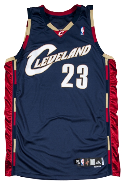 Download Lebron James shows off his Cleveland Cavaliers Jersey