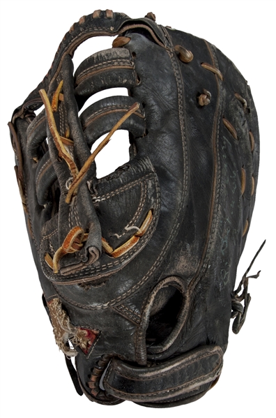 Lot Detail - Historic 1986 World Series Game 6 Used and Signed Bill Buckner  First Basemen's Glove From The 1986 World Series Game 6- Used for Famous  Error on Mookie Wilson Ball (PSA/DNA)
