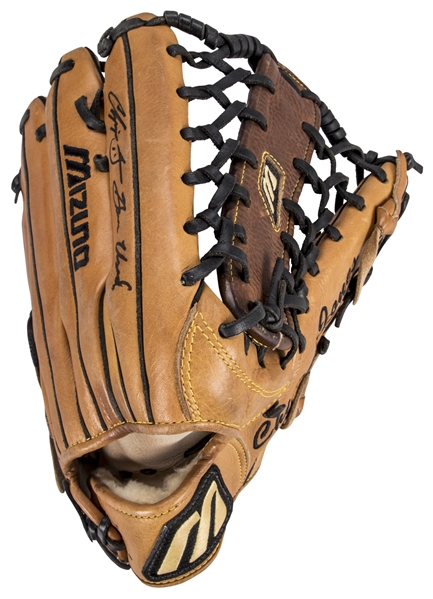 Lot Detail - Chipper Jones Signed Mizuno Personal Model Glove (BAS)