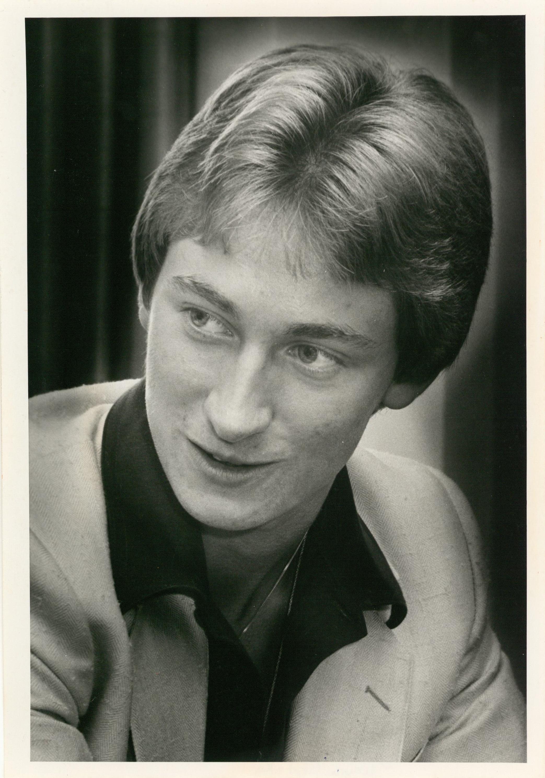 Lot Detail - 1979 Wayne Gretzky Rookie Press Conference Photo (PSA/DNA ...