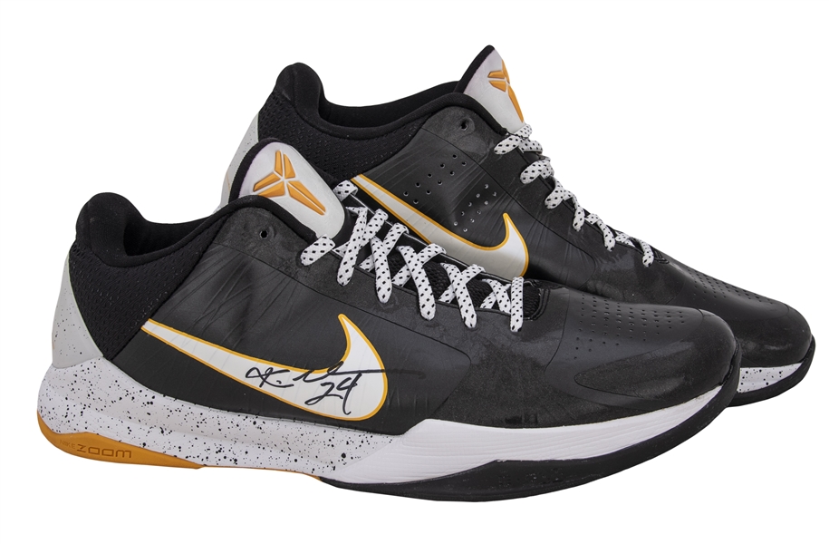 Geografía prosa lucha Lot Detail - 2009-10 Kobe Bryant Game Used & Signed Pair of Nike Kobe 5  Sneakers Photo Matched To 3/24/2010 - Final Championship Season (MeiGray &  PSA/DNA)
