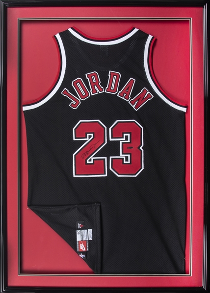 Sædvanlig Hysterisk morsom Colonial Lot Detail - Michael Jordan Signed Chicago Bulls Black Alternate Jersey In  33x46 Framed Display (UDA)