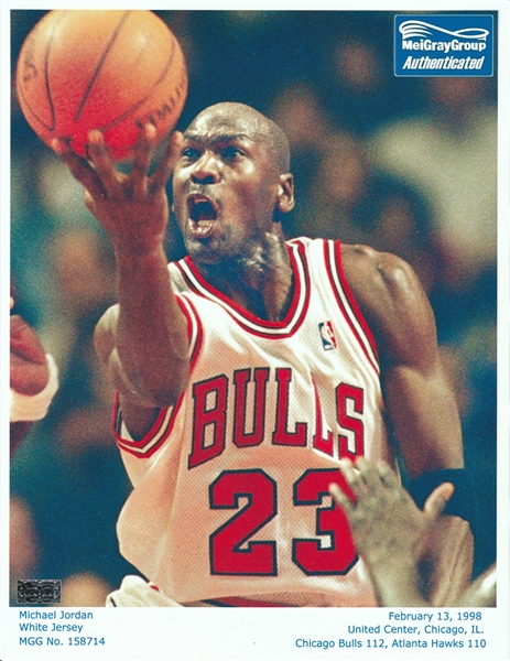 Michael Jordan Unsigned 16x20 Photo Chicago Bulls Jogging White Jersey