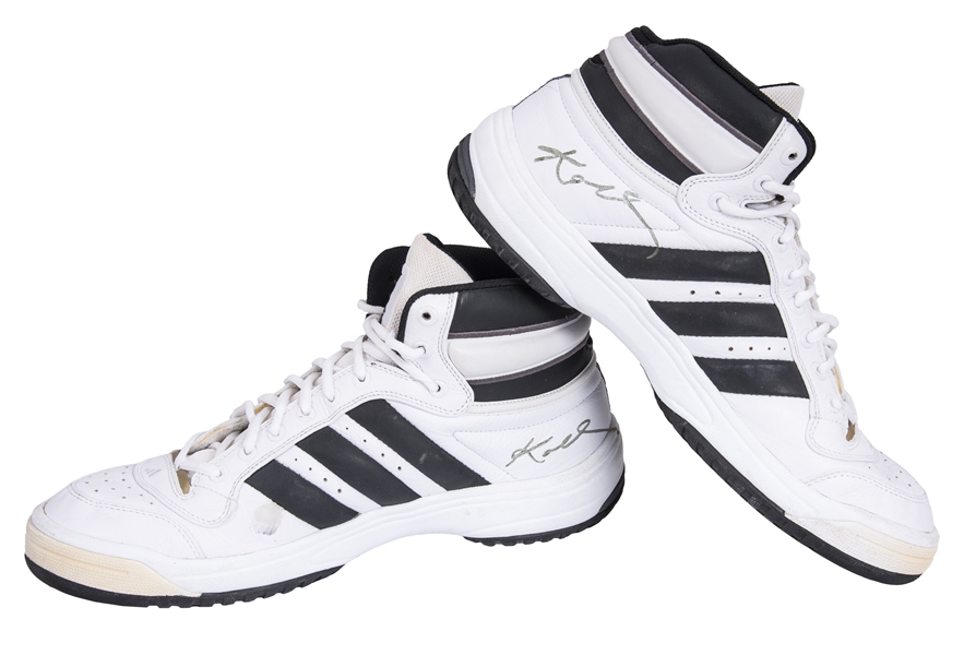 preocupación Mesa final Skalk Lot Detail - 1999 Kobe Bryant Game Used & Signed Adidas Sneakers (MEARS &  PSA/DNA)