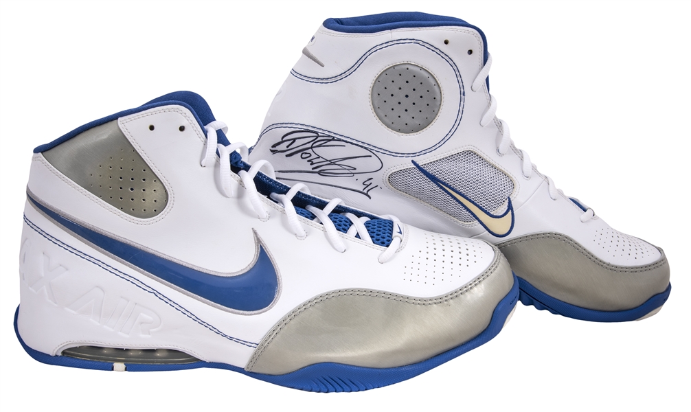 perdonar Surgir esquema Lot Detail - Dirk Nowitzki Dual Signed Nike Air Max Spot Up PE Pair of  Sneakers (PSA/DNA)