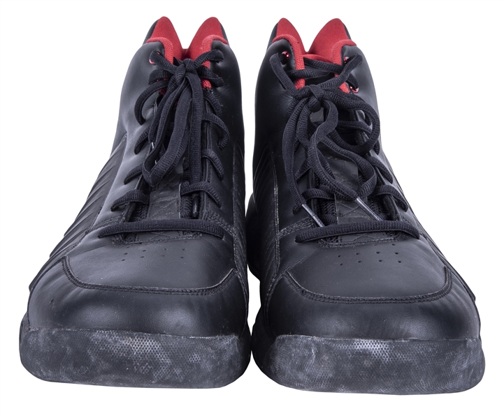 Sold at Auction: PAIR OF YAO MING SIGNED REEBOK SHOES